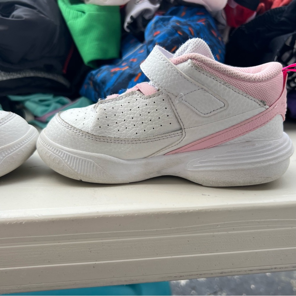 Jordan Max Aura 5 Fund kids size 10 White Pink Girls - Picture 4 of 8